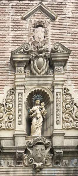 Statue in the niches flanking the building — Stock Photo, Image