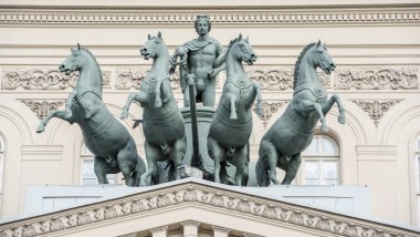 Bolşoy Tiyatrosu önündeki Quadriga
