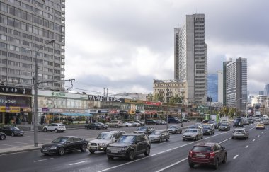  Yayalar ve araçlar hareketli sokaklar  