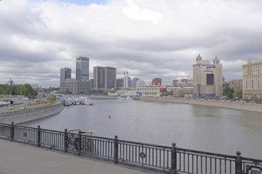  Yayalar ve araçlar hareketli sokaklar 