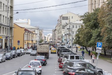  Yayalar ve araçlar hareketli sokaklar  