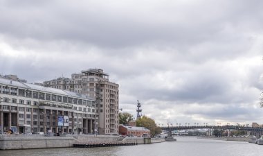  Yayalar ve araçlar hareketli sokaklar  