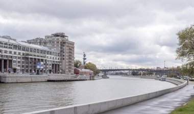  Yayalar ve araçlar hareketli sokaklar 