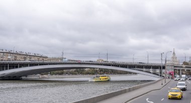  Yayalar ve araçlar hareketli sokaklar  