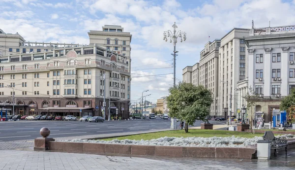 Residenti e auto in movimento per le strade di Mosca — Foto Stock