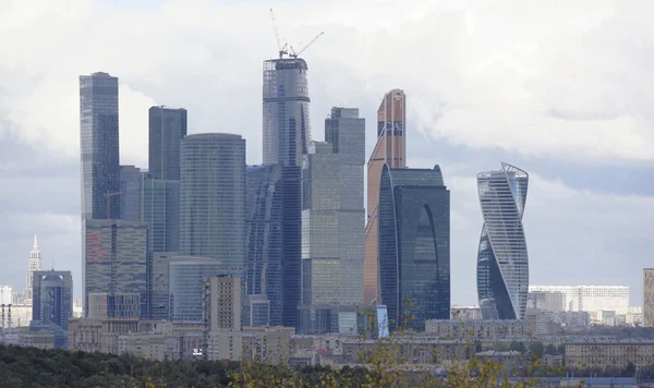 Blick von den vorobyovy Hügeln auf die Moskauer Stadt — Stockfoto