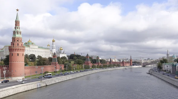 Weergave van het Kremlin van Moskou - de rivier — Stockfoto