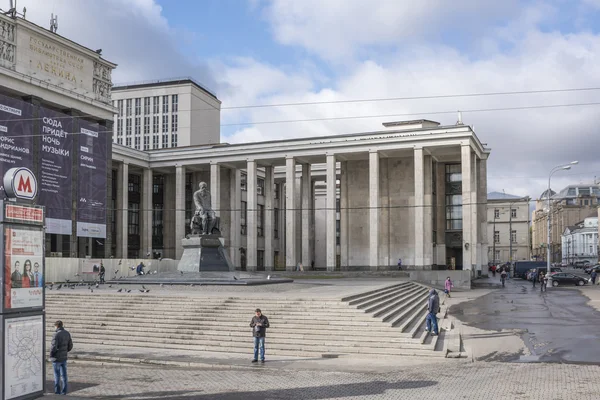 Podél ulic pohybu chodců a vozidel — Stock fotografie