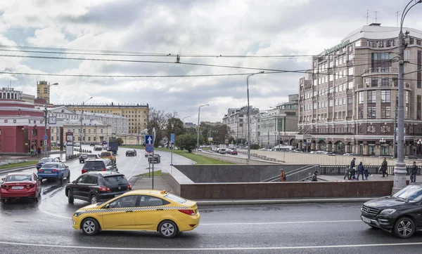 Le long des rues circulant piétons et véhicules — Photo