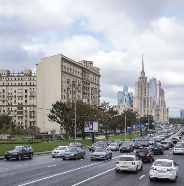 Entlang der Straßen Fußgänger und Fahrzeuge bewegen — Stockfoto