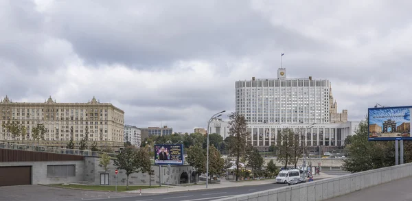 A lo largo de las calles moviendo peatones y vehículos — Foto de Stock