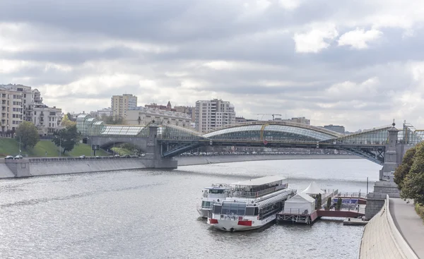 Stadtansicht mit Moskau-Fluss — Stockfoto