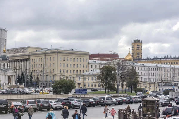 Уздовж вулиць рухаються пішоходи та транспортні засоби — стокове фото