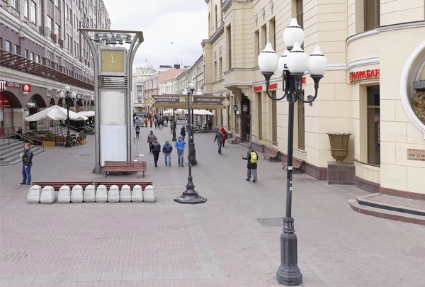 Los nacionales se mueven en la calle Arbat — Foto de Stock