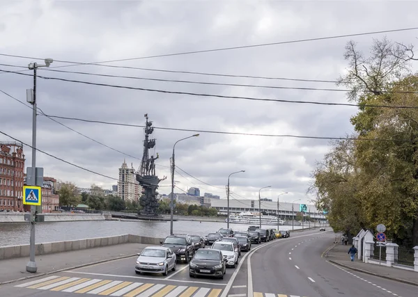 По улицам движутся пешеходы и транспортные средства — стоковое фото