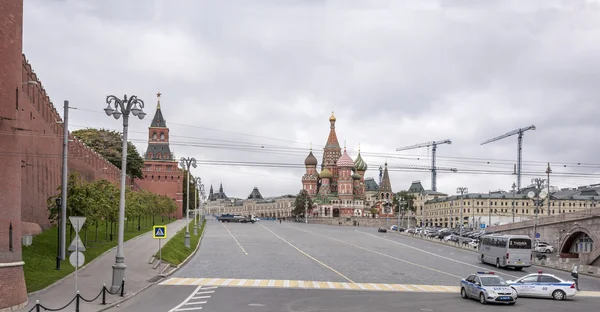 По улицам движутся пешеходы и транспортные средства — стоковое фото