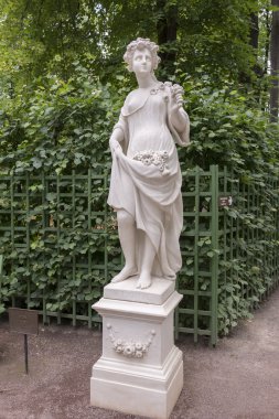 Heykel yaz bahçesinde 