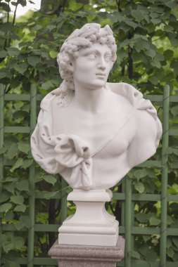 Heykel yaz bahçesinde 