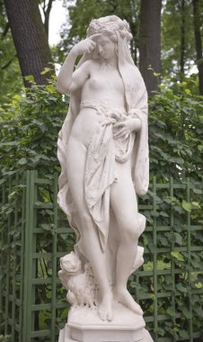  Yaz bahçesinde heykel 