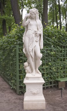 Yaz bahçesinde heykel 