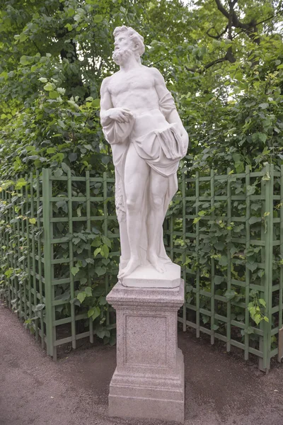 Die Skulptur "Fels" im Sommergarten — Stockfoto