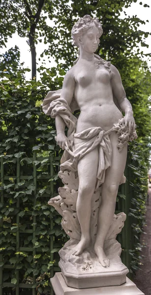 Heykel yaz bahçesinde 