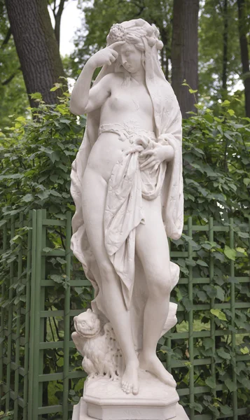  Yaz bahçesinde heykel 