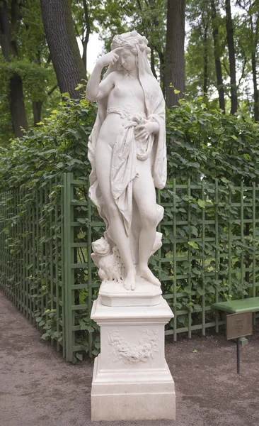 Yaz bahçesinde heykel 