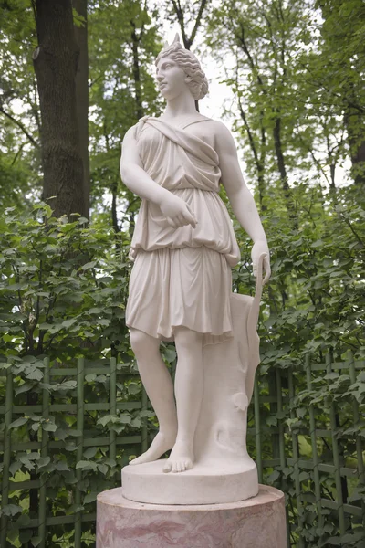 Heykel yaz bahçesinde 