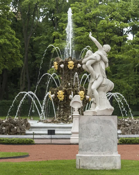 The sculpture "Kidnapping Bathsheba" in the Summer Garden — Stock Photo, Image