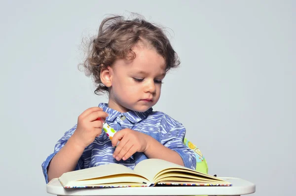 Enfant apprenant à écrire et à lire. Petit enfant s'amusant à se préparer à l'école et à dessiner sur un livre . — Photo