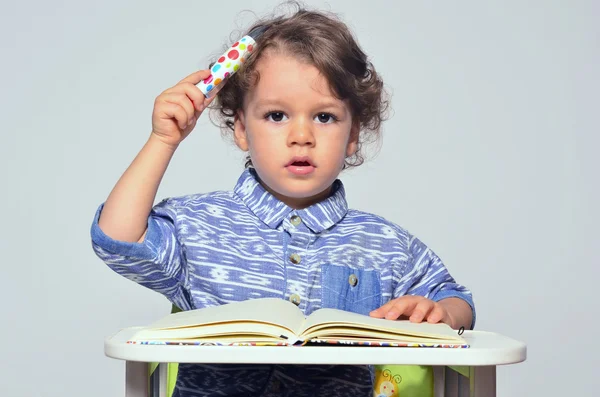 Barn att lära sig att skriva och läsa. Små barn ha roligt förbereder för skolan och rita på en bok och låtsas tror — Stockfoto