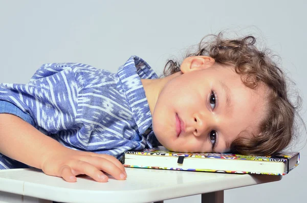 Toddler learning how to write and read. Small kid having fun preparing for school but too tired after a lesson, he went to sleep — Stock Photo, Image