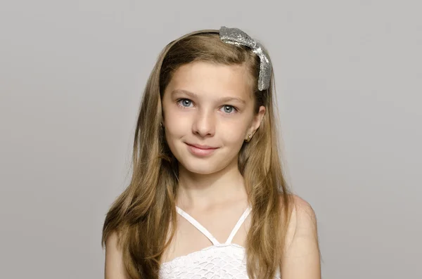 Vacker ung blond flicka i vit klänning leende, porträtt av en bedårande flicka — Stockfoto