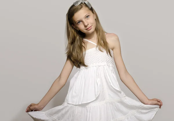 在白色的连衣裙，微笑着，跳舞，可爱的女孩的画像美丽年轻的金发女郎 — 图库照片