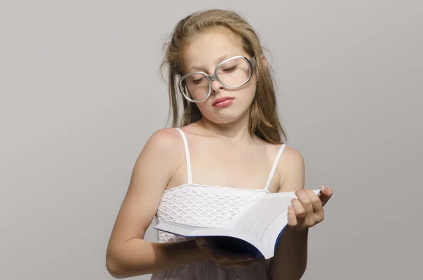 Meisje met brillen lezen van enkele boeken, kind leren, kind studeren — Stockfoto