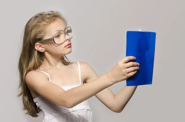 Little girl with eyeglasses reading some books, kid learning, child studying — Stock Photo, Image