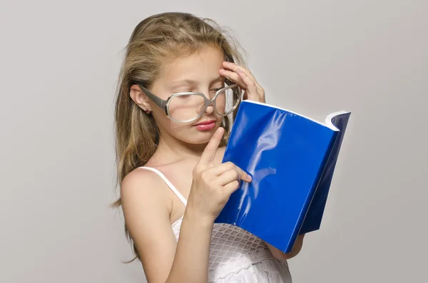 Liten flicka med glasögon läsa några böcker, kid lärande, barn studerar — Stockfoto
