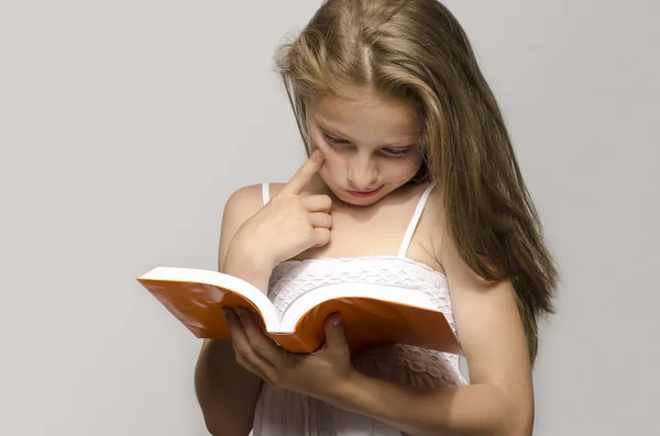 Menina com óculos lendo alguns livros, criança aprendendo, criança estudando — Fotografia de Stock