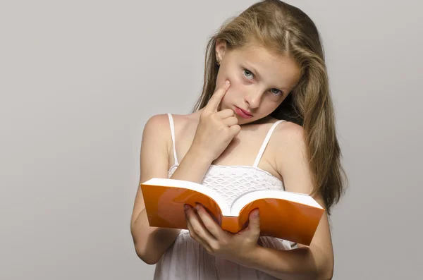 Menina com óculos lendo alguns livros, criança aprendendo, criança estudando — Fotografia de Stock