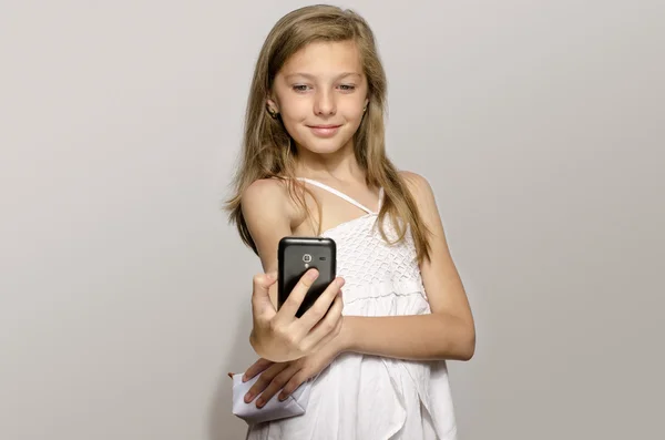 Chica joven tomando una selfie, niño tomando una foto a sí misma y divertirse —  Fotos de Stock