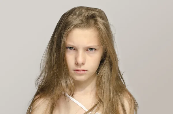 Blonde jeune fille avec les cheveux sales bouleversé et en colère. Enfant de mauvaise humeur et impatient — Photo