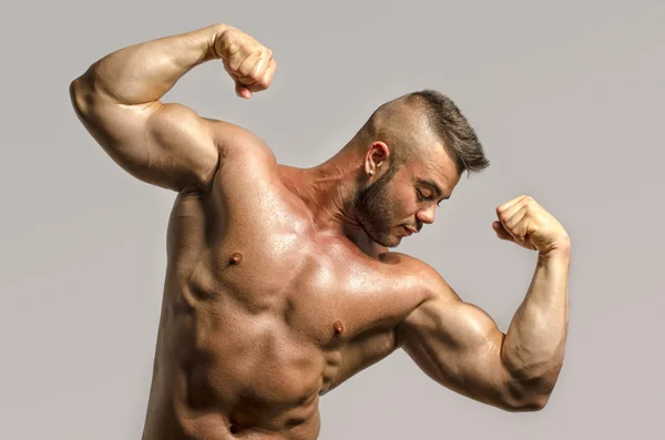 सही abs, कंधे, biceps, triceps और छाती के साथ मजबूत बॉडीबिल्डर आदमी — स्टॉक फ़ोटो, इमेज