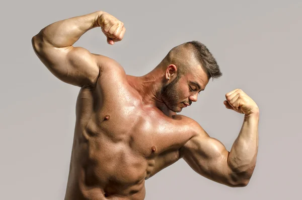 Homme bodybuilder fort avec abdos, épaules, biceps, triceps et poitrine parfaits — Photo