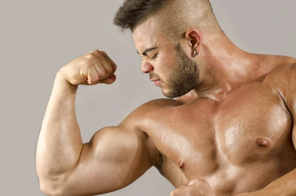 Homme bodybuilder fort avec abdos, épaules, biceps, triceps et poitrine parfaits — Photo