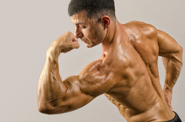 Culturista fuerte con abdominales, hombros, bíceps, tríceps y pecho perfectos —  Fotos de Stock