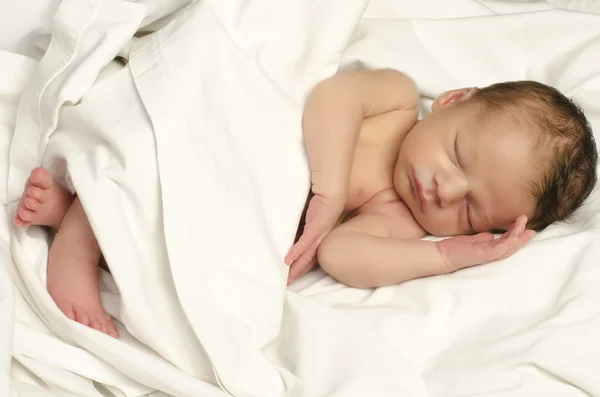 Schöne unschuldige Neugeborene schlafen. — Stockfoto