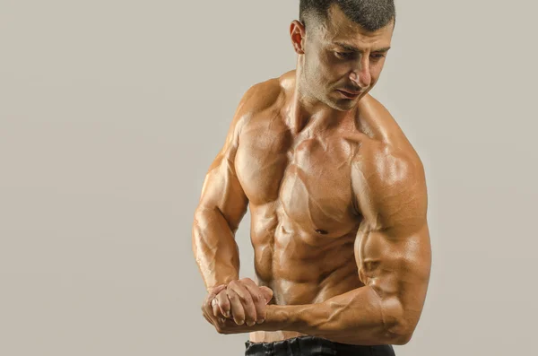 Stark bodybuilder man med perfekta abs, axlar, biceps, triceps och bröst, personlig tränare — Stockfoto