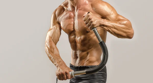 Erős testépítő férfi tökéletes abs, váll, bicepsz, tricepsz és a mellkas, személyes fitness edző — Stock Fotó