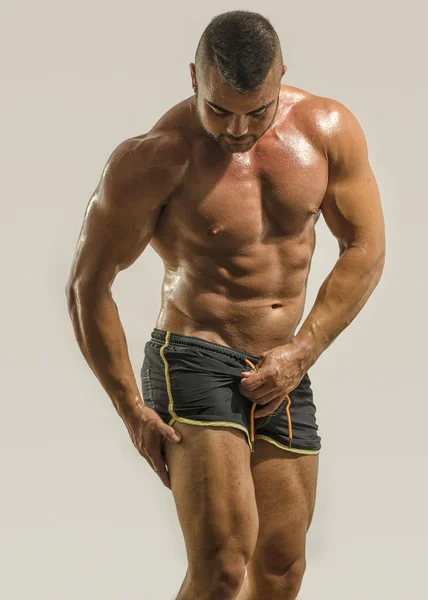 Forte fisiculturista homem com abdominais perfeitos, ombros, bíceps, tríceps e peito, personal fitness trainer — Fotografia de Stock